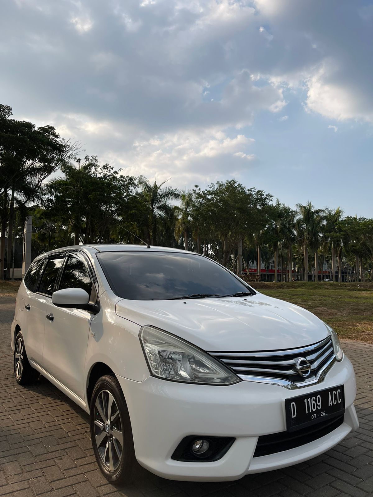Second Hand 2014 Nissan Grand Livina Second Hand 2014 Nissan Grand Livina