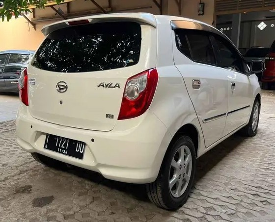 2013 Daihatsu Ayla  2013 Daihatsu Ayla