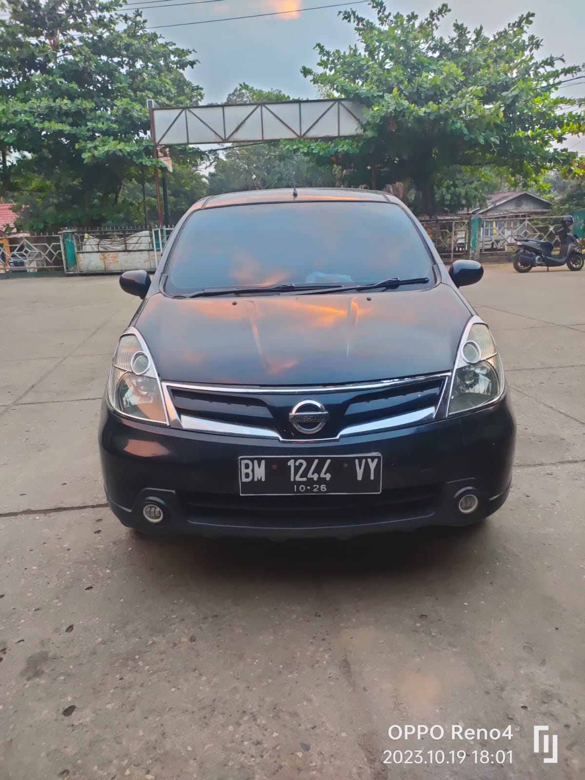 Second Hand 2011 Nissan Grand Livina Second Hand 2011 Nissan Grand Livina