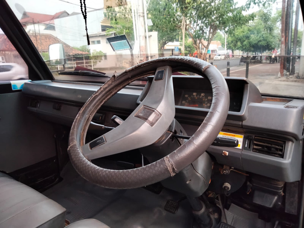 2014 Mitsubishi L300 2014 Mitsubishi L300