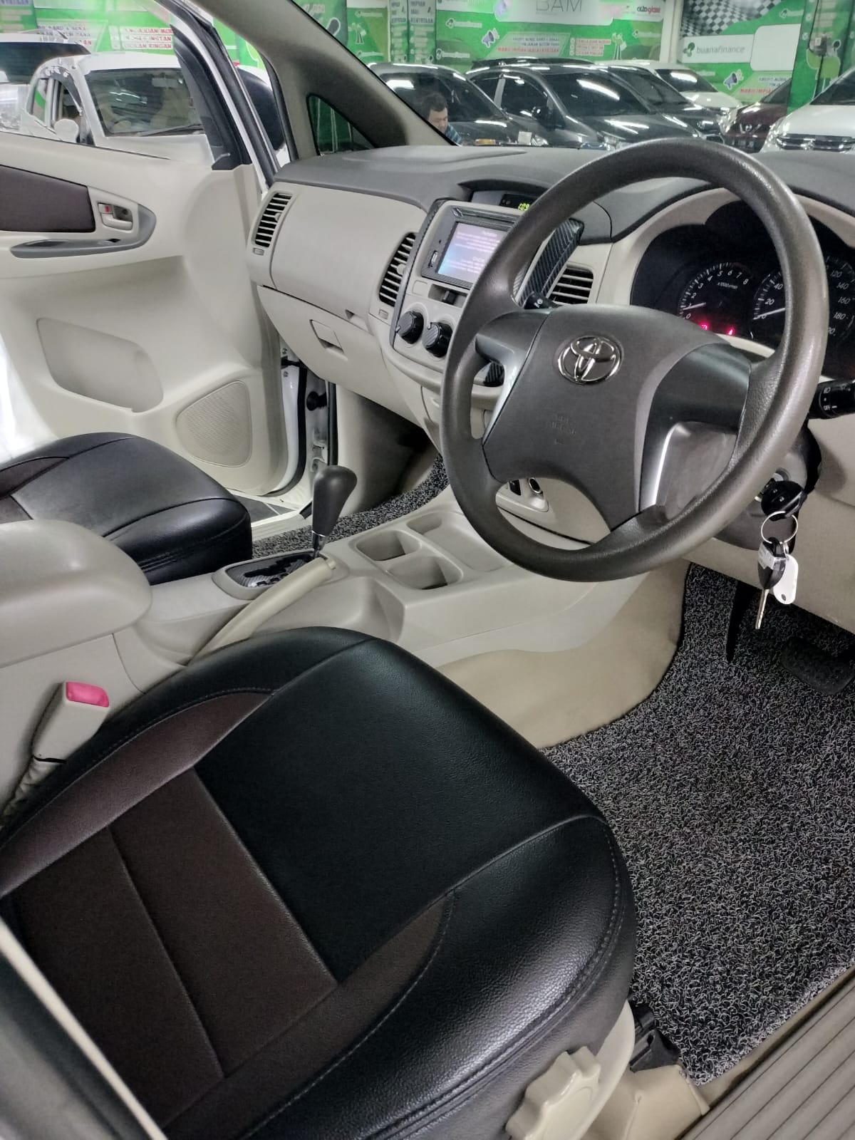 2013 Toyota Innova 2013 Toyota Innova