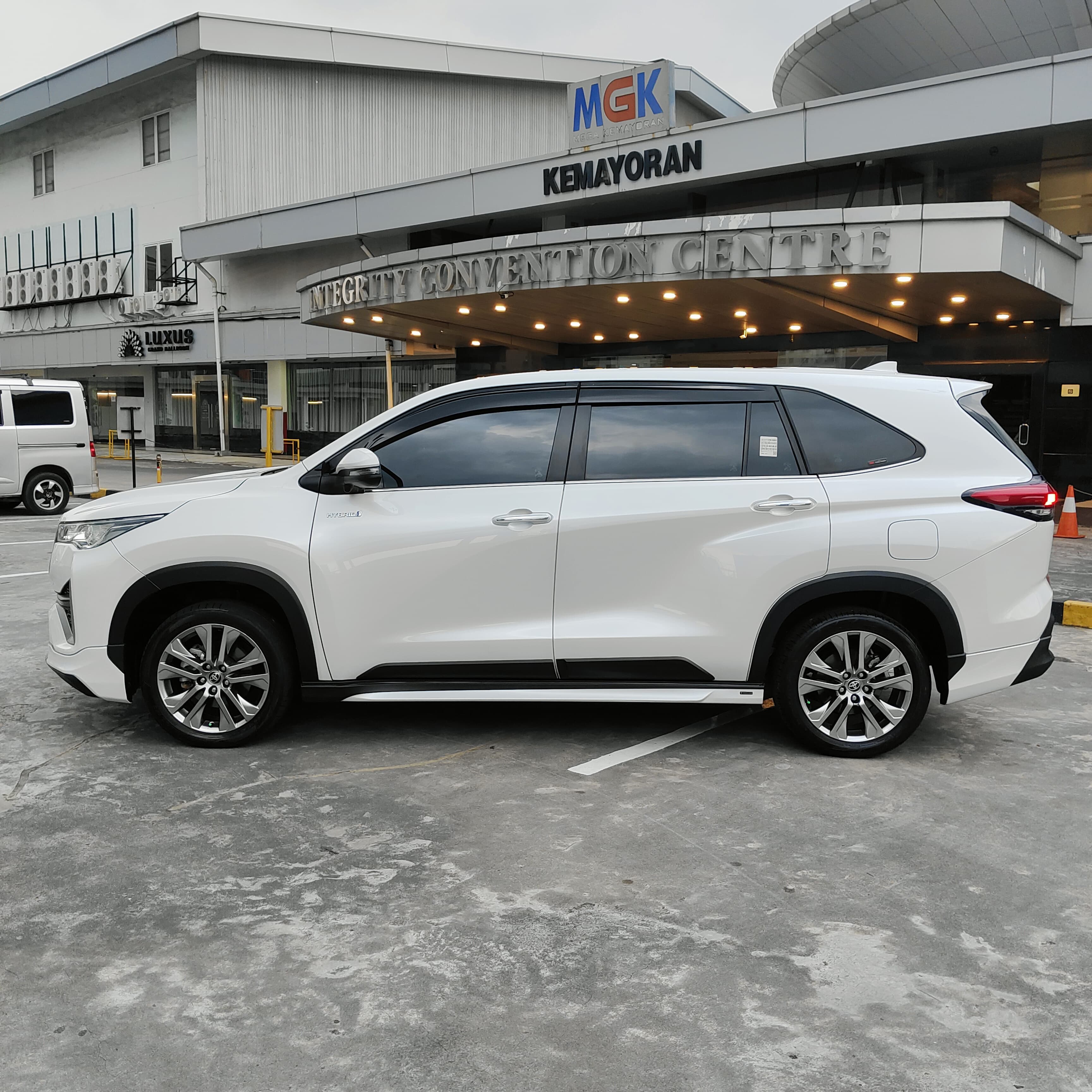 2024 Toyota Kijang Innova Zenix Hybrid EV 2024 Toyota Kijang Innova Zenix Hybrid EV