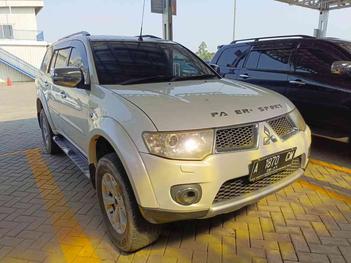 Second Hand 2012 Mitsubishi Pajero DAKAR 4X2 2.5L AT Second Hand 2012 Mitsubishi Pajero DAKAR 4X2 2.5L AT