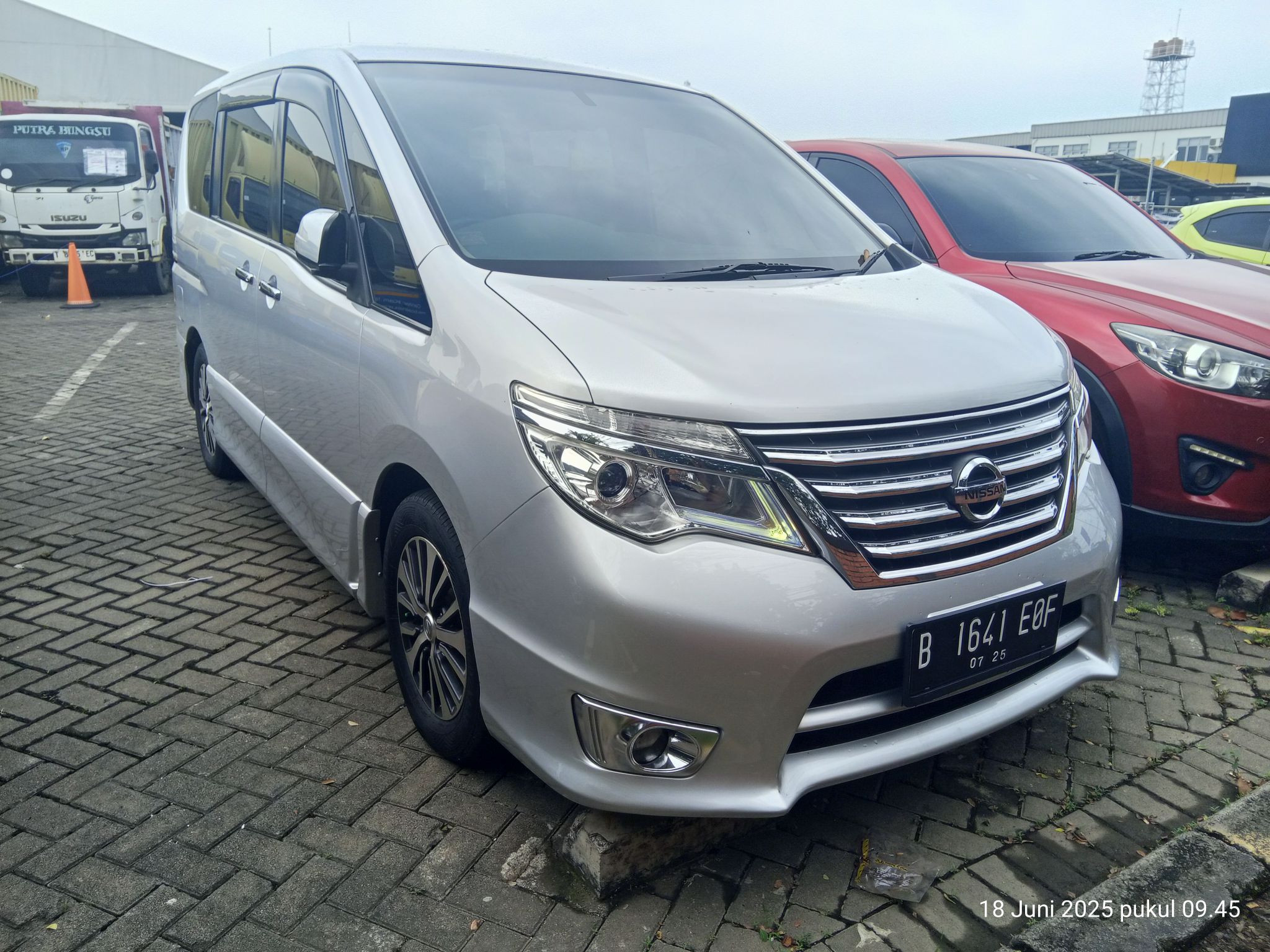 2015 Nissan Serena  2.0 AT 2015 Nissan Serena  2.0 AT