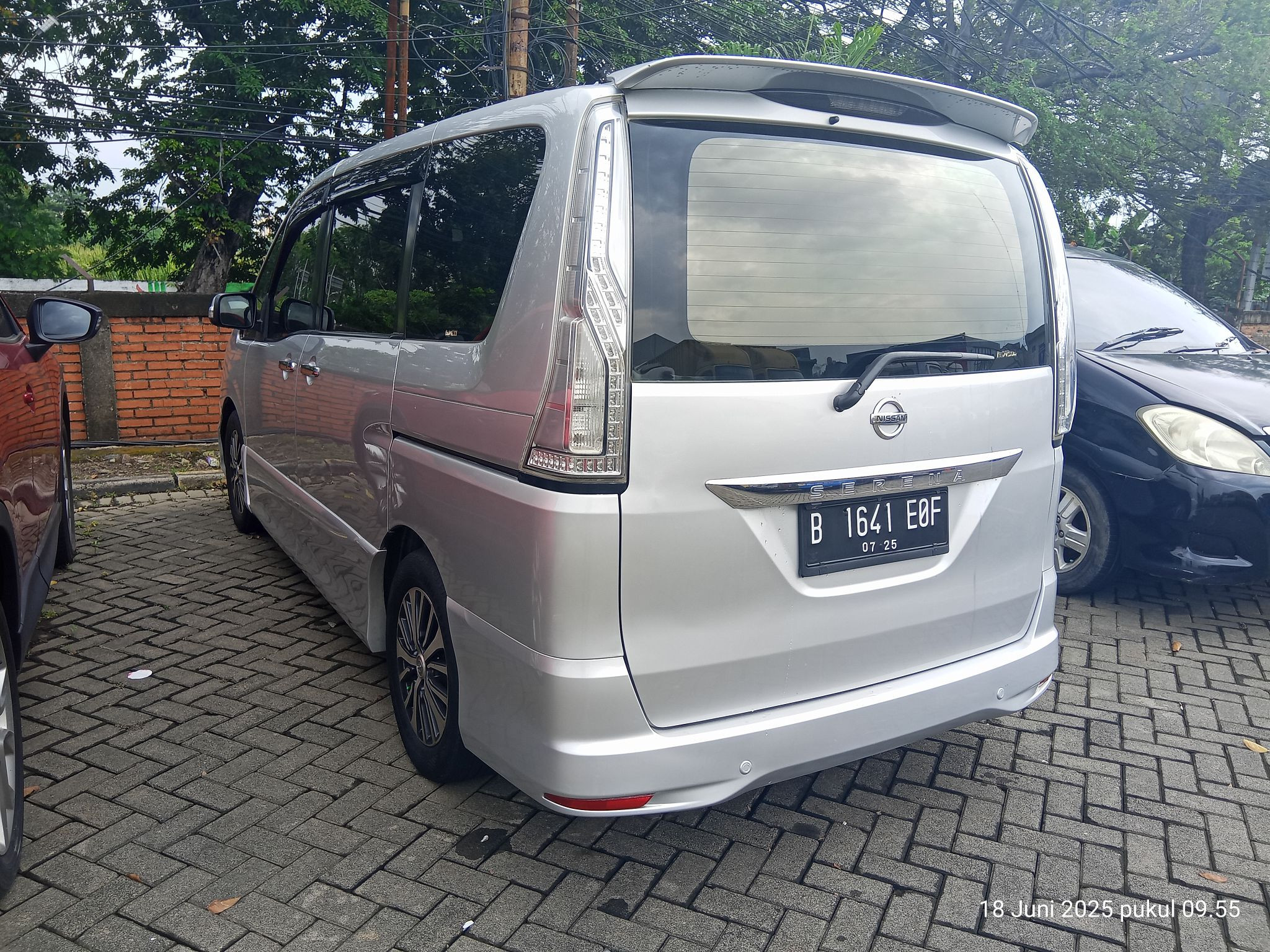 2015 Nissan Serena  2.0 AT 2015 Nissan Serena  2.0 AT