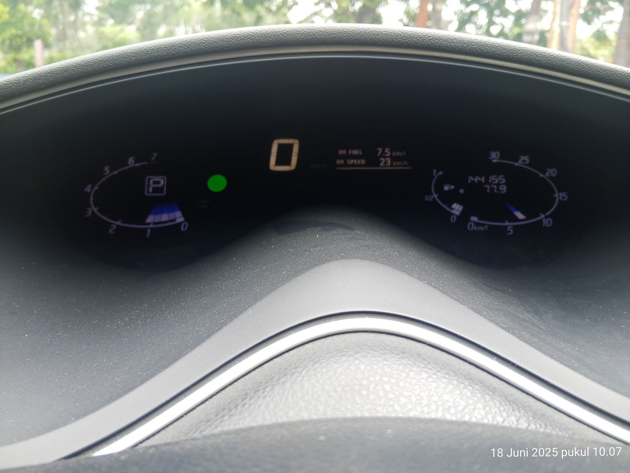 2015 Nissan Serena  2.0 AT 2015 Nissan Serena  2.0 AT