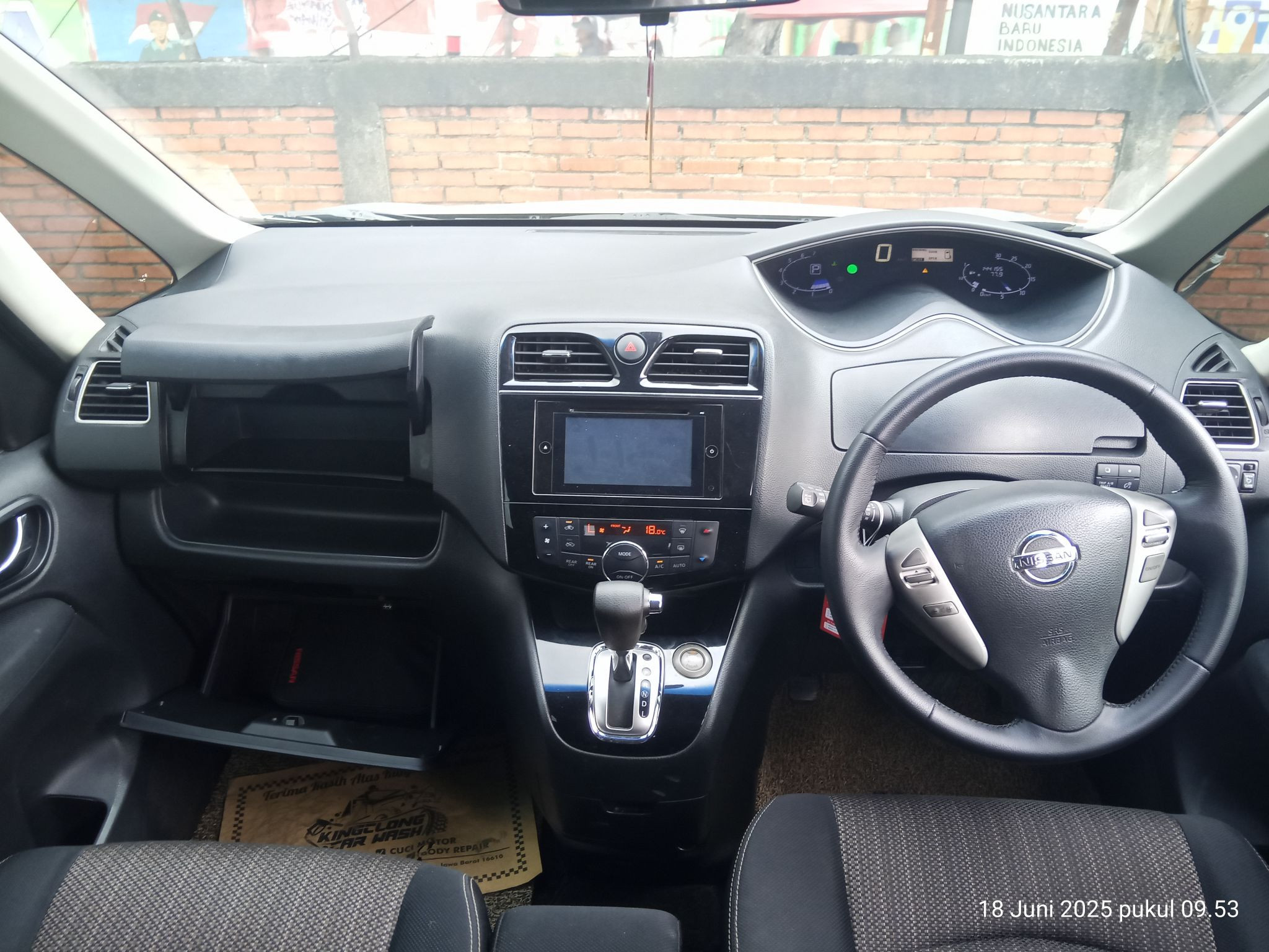 2015 Nissan Serena  2.0 AT 2015 Nissan Serena  2.0 AT