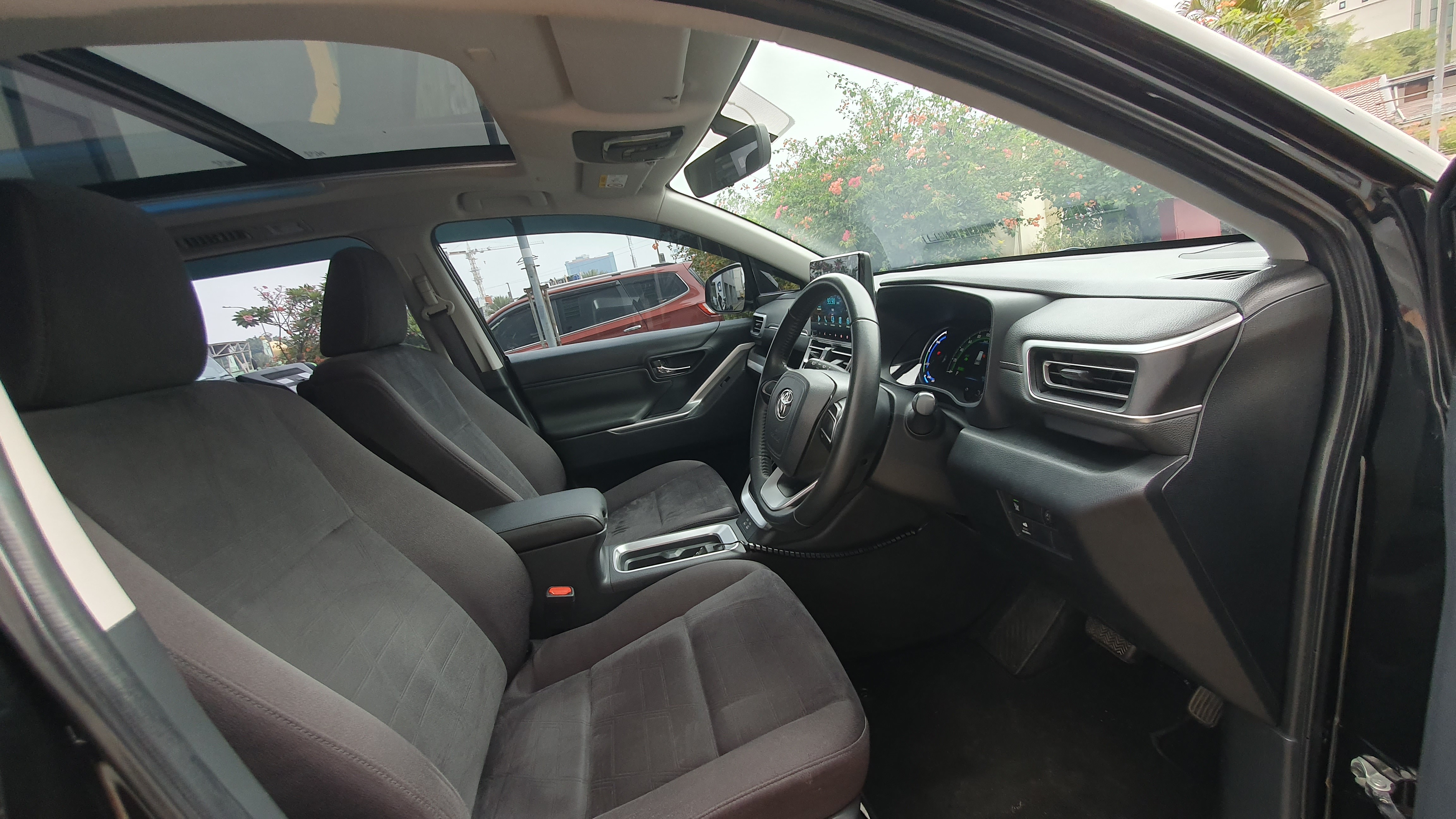 2022 Toyota Kijang Innova Zenix Hybrid EV 2022 Toyota Kijang Innova Zenix Hybrid EV