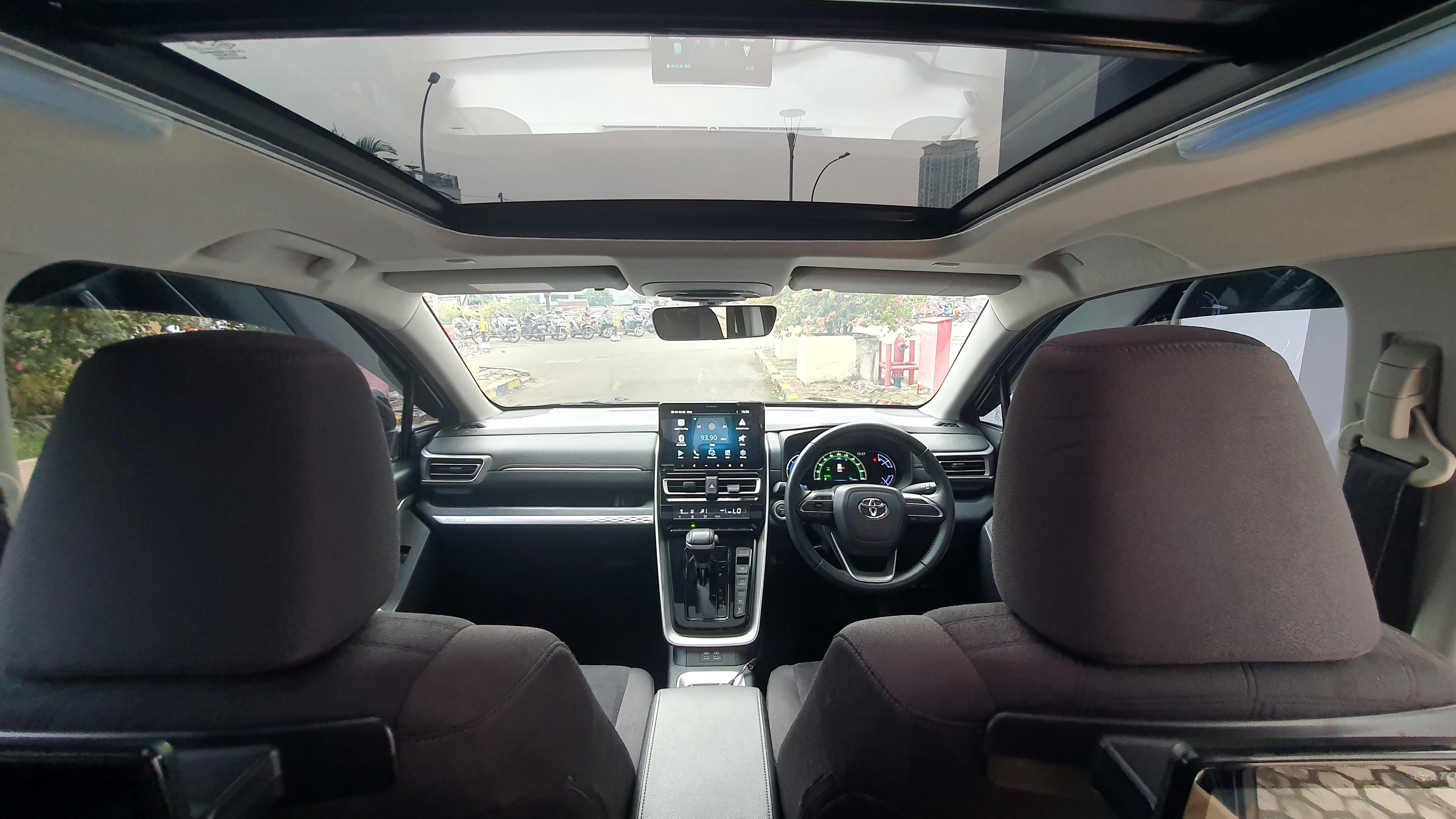 2022 Toyota Kijang Innova Zenix Hybrid EV 2022 Toyota Kijang Innova Zenix Hybrid EV