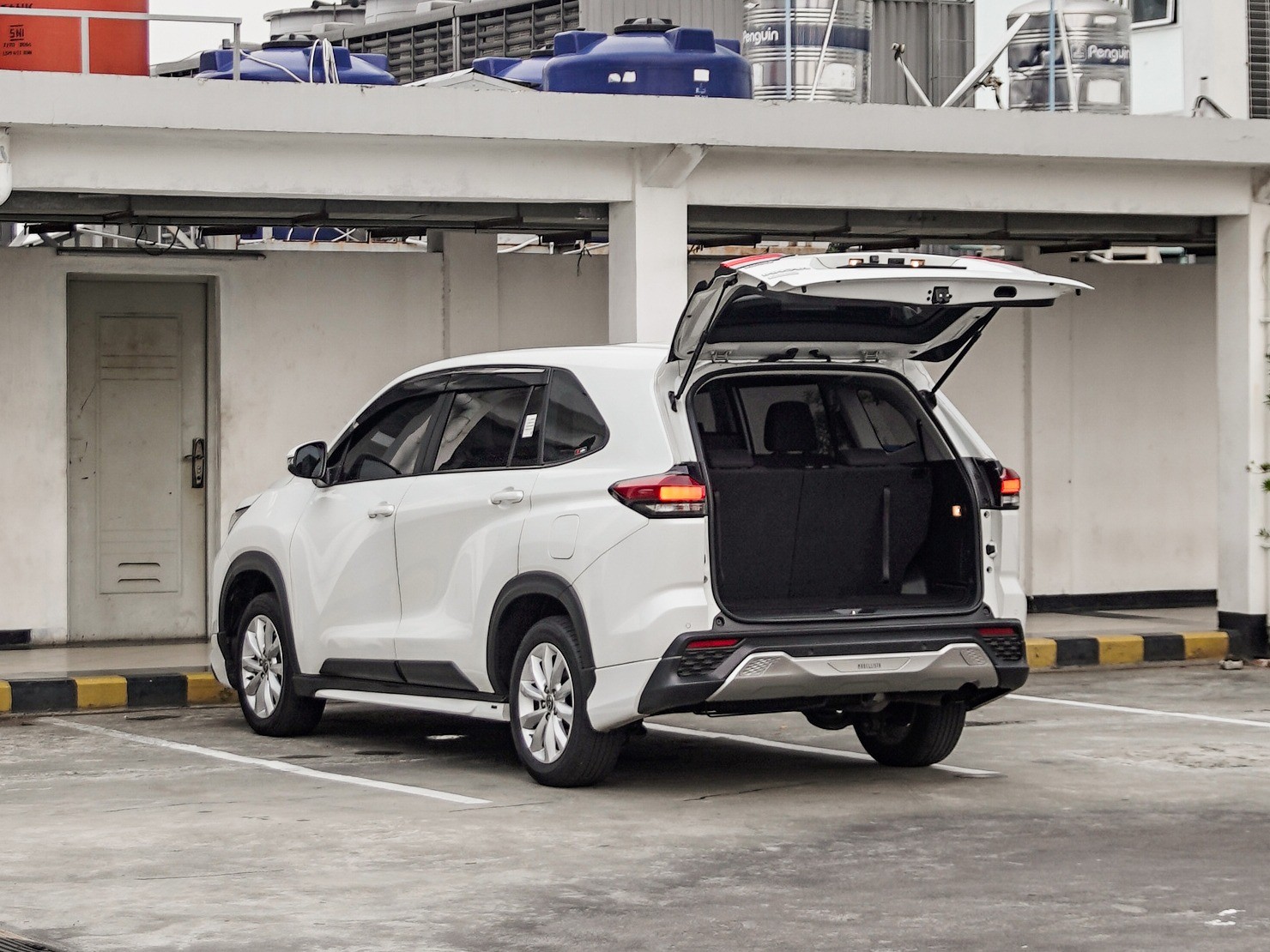 2023 Toyota Kijang Innova Zenix Hybrid EV 2023 Toyota Kijang Innova Zenix Hybrid EV