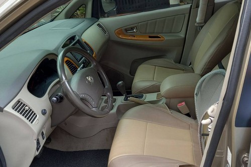 Old 2011 Toyota Innova 2.8 V Diesel AT