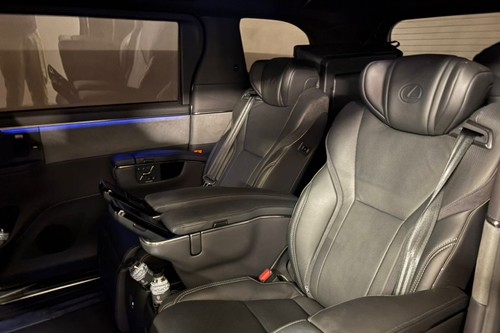 Second hand 2025 Lexus LM 350h 7-Seater 