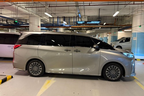 Old 2025 Lexus LM 350h 7-Seater