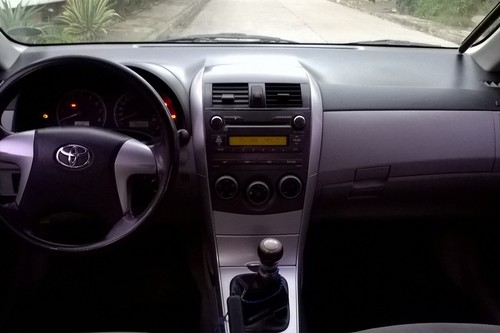 Old 2013 Toyota Corolla Altis 1.6 E MT