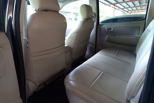 Second hand 2005 Toyota Hilux 2.7 G AT 