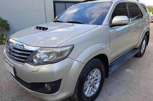 Second hand 2014 Toyota Fortuner 2.4 V AT 