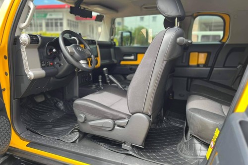 Old 2015 Toyota FJ Cruiser 4.0L V6