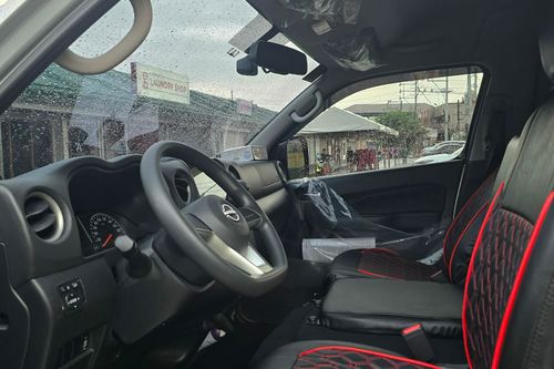 Old 2025 Nissan NV350 Urvan Premium AT