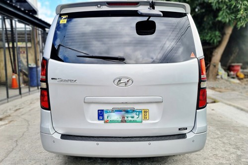 Second hand 2010 Hyundai Grand Starex 2.5 CRDi GLS 5AT (Dsl-Swivel) 10 Seater 