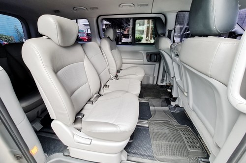 Second hand 2010 Hyundai Grand Starex 2.5 CRDi GLS 5AT (Dsl-Swivel) 10 Seater 