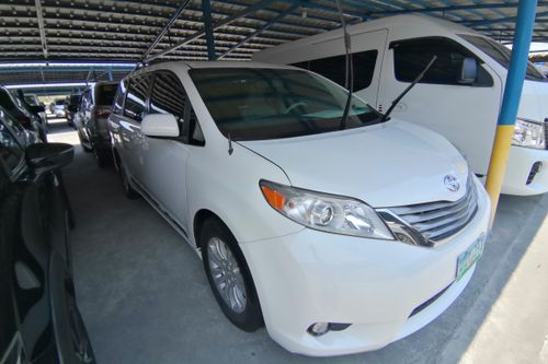 Second hand 2022 Toyota Sienna Luxury 