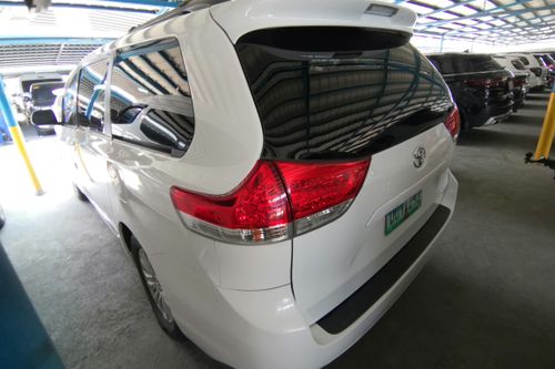 Old 2022 Toyota Sienna Luxury