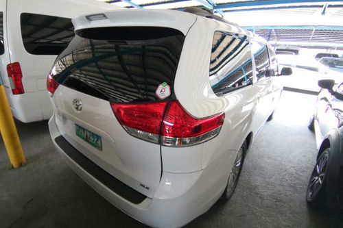 Second hand 2022 Toyota Sienna Luxury 