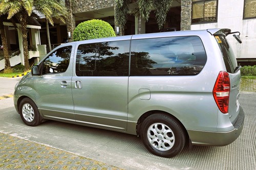 Second hand 2014 Hyundai Grand Starex 2.5 CRDi GLS 5AT (Dsl-Swivel) 10 Seater 