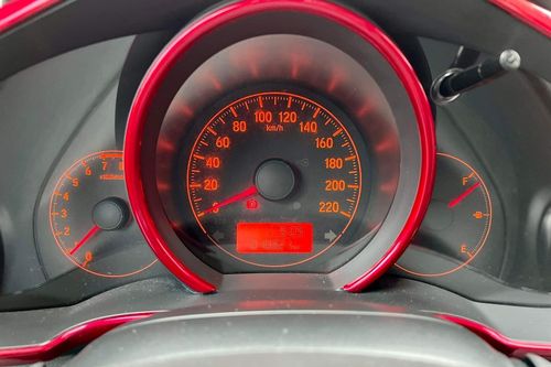 Second hand 2018 Honda Jazz 1.5 V MT 