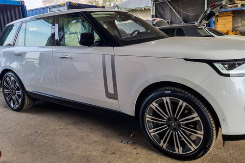 Second hand 2023 Land Rover Range Rover 4.4L AT 