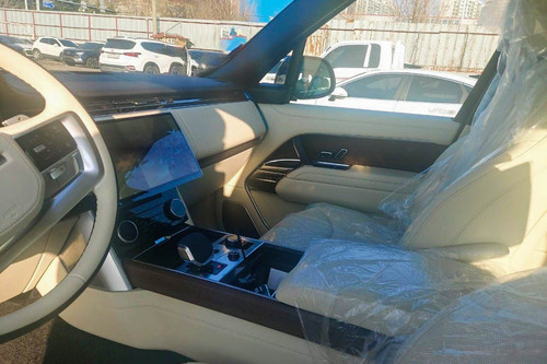 Second hand 2023 Land Rover Range Rover 4.4L AT 