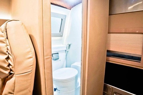 Old 2018 Nissan NV350 Urvan Premium AT