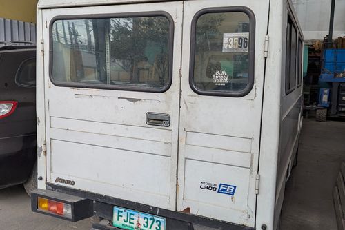 Second hand 2013 Mitsubishi L300 FB Body Dual AirCon 