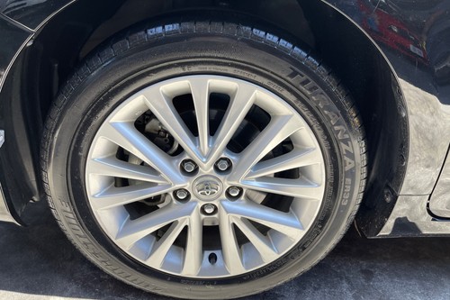 Used 2017 Toyota Camry 2.5 V