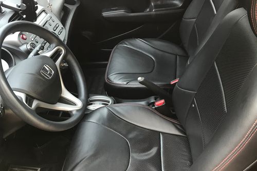 Second hand 2013 Honda Jazz 1.5L V AT 