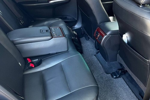 Old 2013 Toyota Camry 3.5 Q