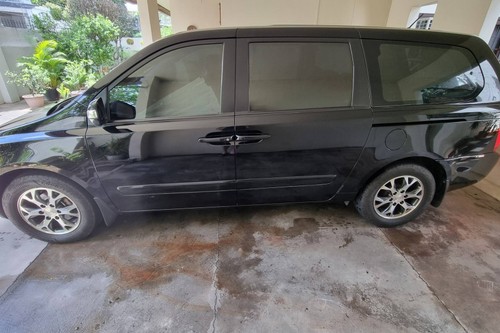 Second hand 2014 Kia Carnival EX 