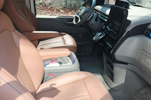 Second hand 2025 Hyundai Staria 2.2 CRDi Premium+ 8AT AWD 7-seater 