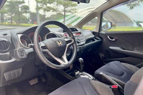 Second hand 2012 Honda Jazz 1.5L V AT 