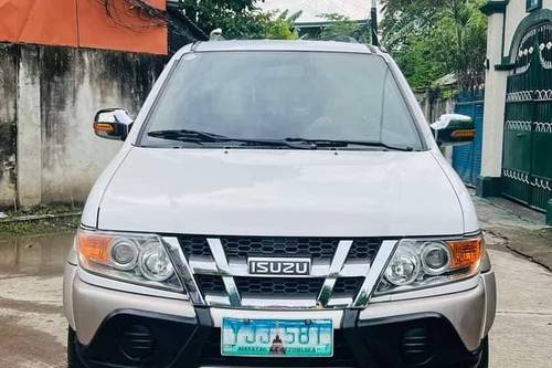 Second hand 2010 Isuzu Crosswind XUV MT 