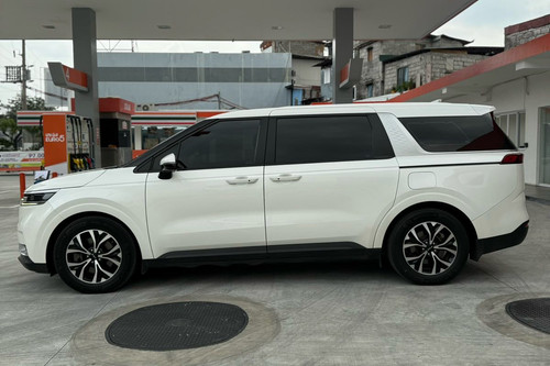 Old 2022 Kia Carnival EX
