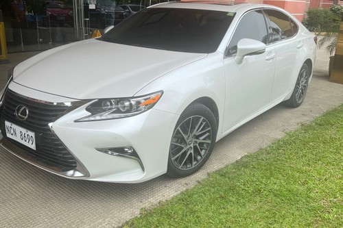 Second hand 2017 Lexus ES 300h Executive 