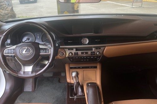 Old 2017 Lexus ES 300h Executive