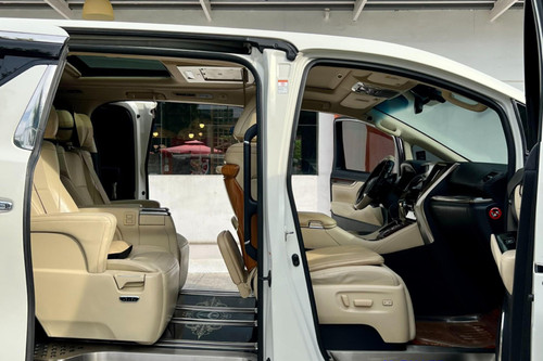 Second hand 2016 Toyota Alphard 3.5L AT 