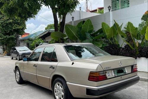 Second hand 1990 Mercedes-Benz 230E 2.3L AT 