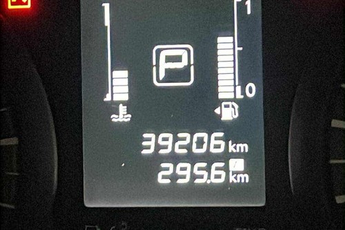 Second hand 2017 Nissan Navara 2.5L 4x2 EL 7AT Calibre 