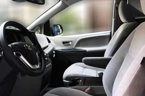 Old 2019 Toyota Sienna Luxury