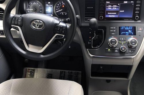 Second hand 2019 Toyota Sienna Luxury 