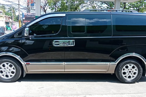 Second hand 2011 Hyundai Grand Starex 2.5 CRDi GLS 5AT (Dsl-Swivel) 10 Seater 