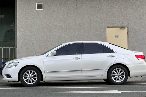 Second hand 2010 Toyota Camry 2.4 V AT 